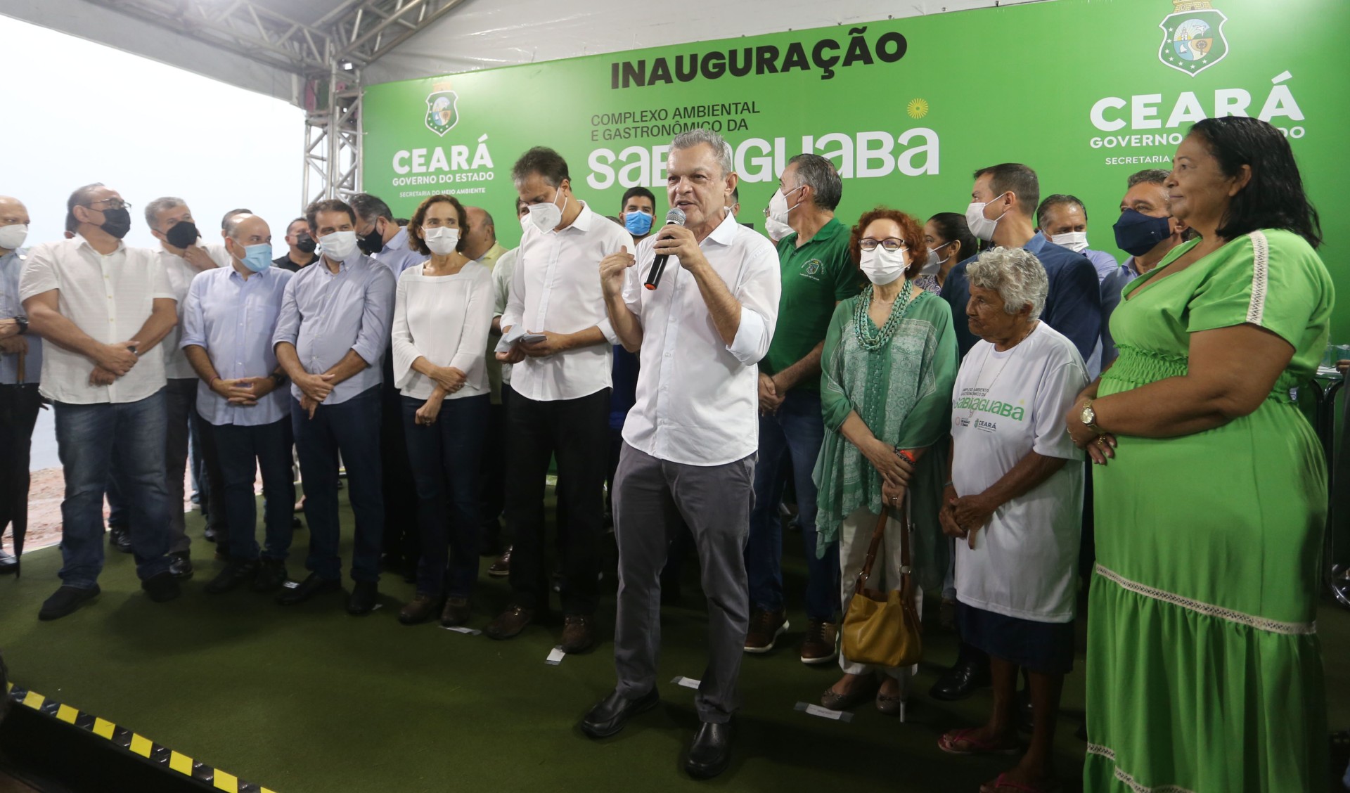 grupo de pessoas num palco